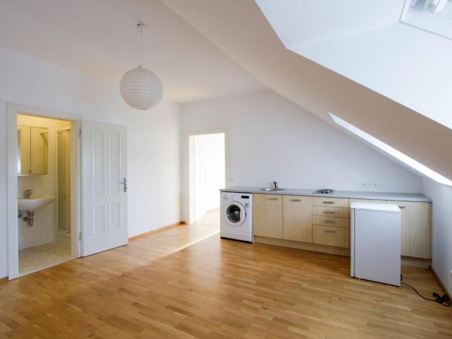 Kompakt Wohnen im großen Stil! Dachgeschosswohnung im obersten Liftstock einer Stadtvilla!