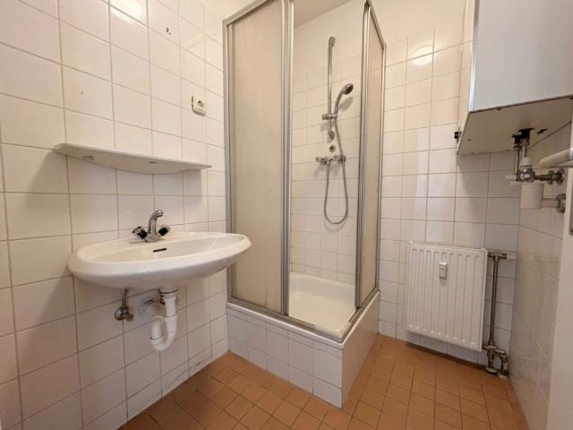 Kompakte 2 Zimmer Wohnung mit sonnigem Balkon teilsaniert!