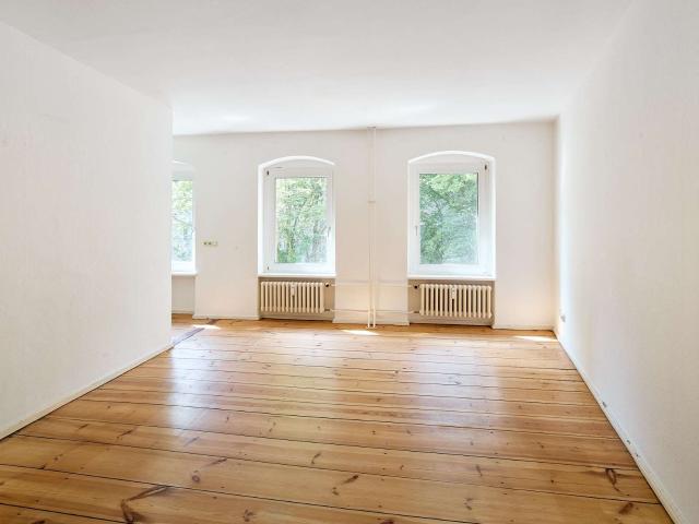 Kompakte Altbauwohnung mit klassischem Dielenboden nahe der Spreed