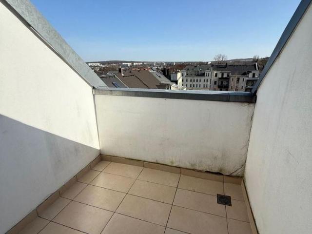 Kompakte DG 3 Zimmer mit Aufzug, Laminat, Dachbalkon und Eckwanne in guter Lage!