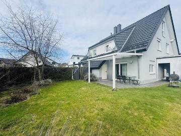 Kompakte, gepflegte Doppelhaushälfte mit Ausbaupotenzial, Garten und Doppelcarport!