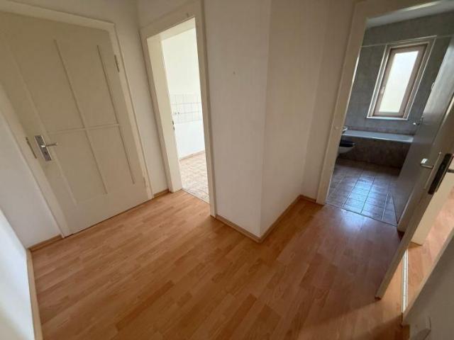 Komplett zum Innenhof / mit Balkon und Bad mit Fenster frei ab 1.9.26