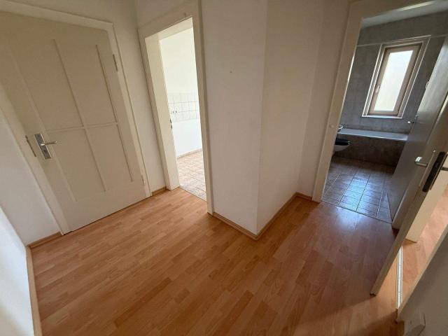 Komplett zum Innenhof / mit Balkon und Bad mit Fenster frei ab 1.9.26