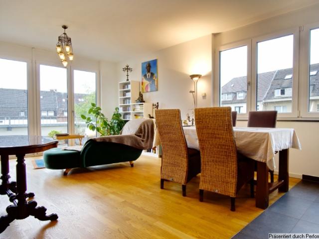 Komplett ausgestattete 3 Zimmer Wohnung mit großem Balkon, Internetzugang, 2 hochwertigen Bädern, PKW Tiefgaragenstellplatz