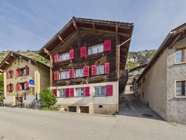 Komplett Möbliert, Sanierter Altbau Charme 2015, Inklusive Parkplatz & Top Anbindung im Wallis