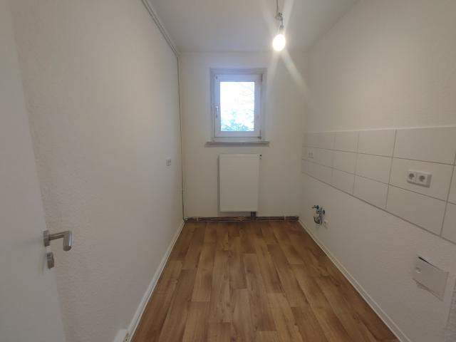 Komplett modernisierte 4 RW mit Balkon im sanierten Wohnblock