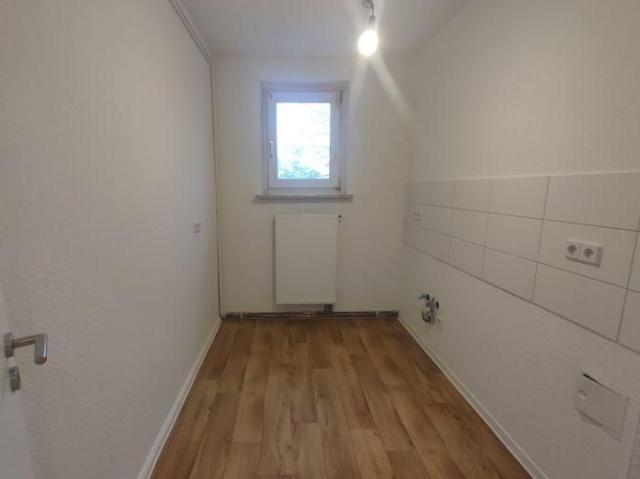 Komplett modernisierte 4 RW mit Balkon im sanierten Wohnblock