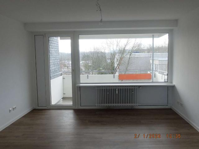 Komplett modernisierte/renovierte 2,5 Zi. Wohnung inkl. neuer Einbauküche und großem Südbalkon
