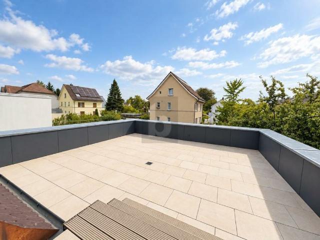 KOMPLETT NEU SANIERT MIT GROSSER TERRASSE