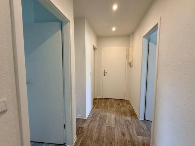 Komplett neu sanierte 3 Zimmer Wohnung mit Balkon & modernem Bad in zentraler Lage