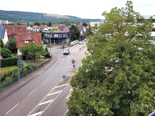 Komplett neu sanierte 4 Zimmer Wohnung mit zwei Balkonen und Einbauküche in Leonberg