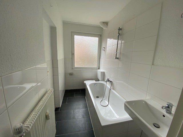 Komplett renovierte 2,5 Zi. Whg. mit Balkon in zentraler Lage!