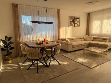 Komplett renovierte 3 Zimmer Wohnung. Im Jahr 2024 renoviert