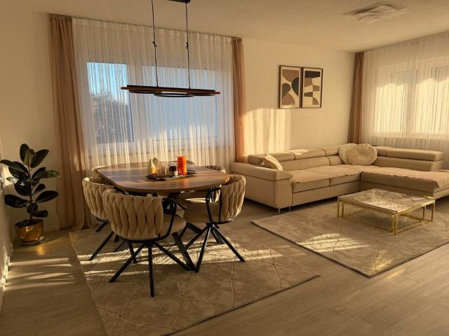 Komplett renovierte 3 Zimmer Wohnung. Im Jahr 2024 renoviert