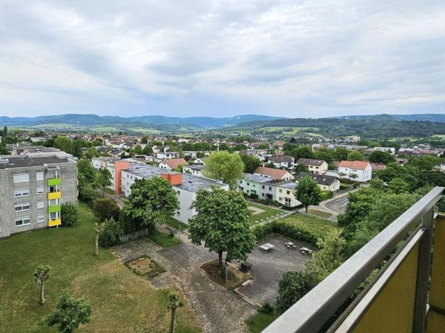 Komplett renovierte 3 Zimmer Wohnung mit Panoramablick, Einbauküche & Garage