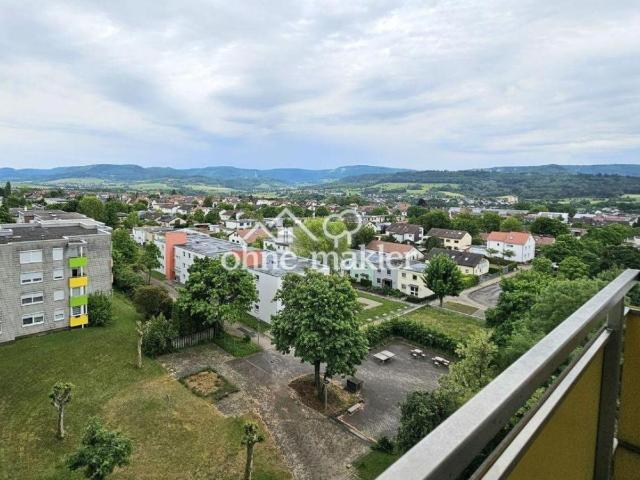 Komplett renovierte 3 Zimmer Wohnung mit Panoramablick, Einbauküche & Garage