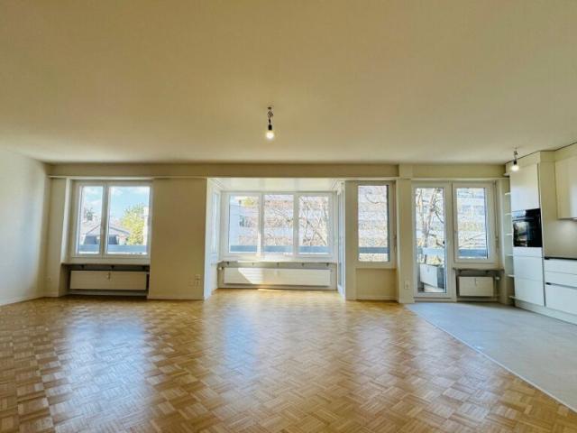 Komplett sanierte 4.5 Zimmerwohnung mit 2 Bädern, 2 Balkonen und 1 Tiefgaragenplatz