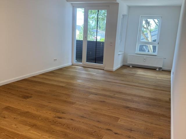 Komplett sanierte 2 Zimmer Wohnung mit Balkon, Einbauküche und Tiefgaragen Stellplatz