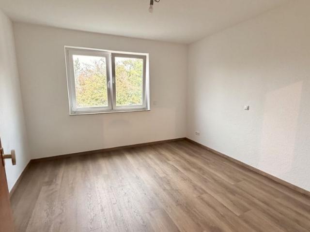 Komplett sanierte 3 Zim. Wohnung mit Balkon, neuer Einbauküche und Fußbodenheizung in Hechtsheim