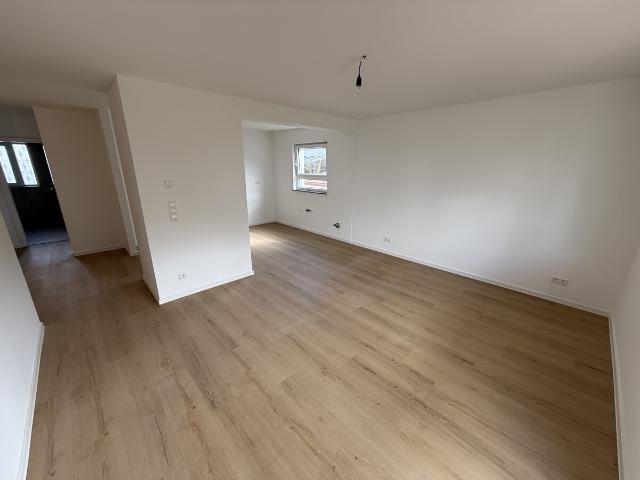 KOMPLETT SANIERTE 3 ZIMMER MIT GARAGE UND HOBBYRAUM