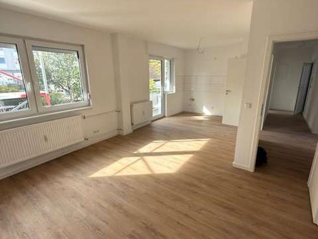Komplett sanierte 3 Zimmerwohnung mit ca. 76 qm, Balkon und KFZ Stellplatz ab sofort zu vermieten!
