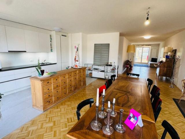 Komplett sanierte 3.5 Zimmerwohnung mit 2 Bädern, 2 Balkonen und 1 Tiefgaragenplatz