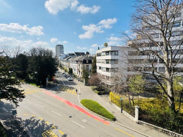 Komplett sanierte 3.5 Zimmerwohnung mit 2 Bädern, 2 Balkonen und 1 Tiefgaragenplatz