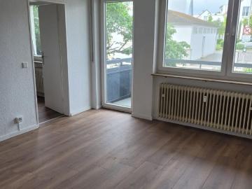 Komplett sanierte und renovierte 2 Zimmer Küche Bad Wohnung mit Balkon & Stellplatz