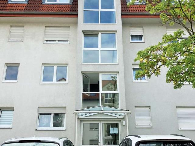 Komplett sanierte stilvolle 3 Zimmer Wohnung mit EBK und Balkon 1. OG