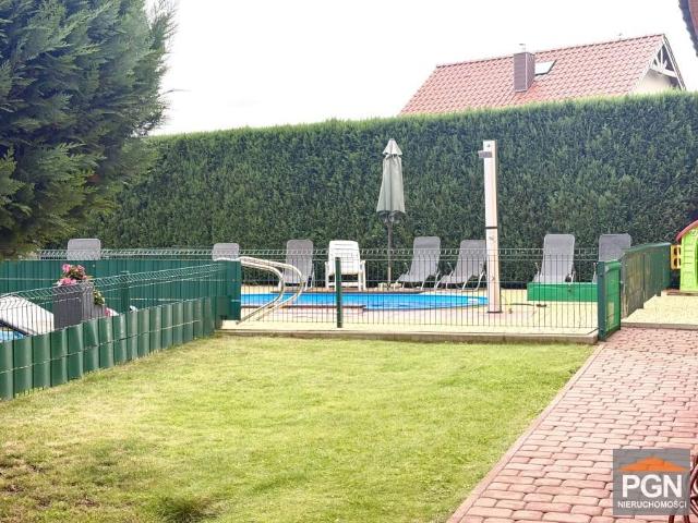 Kompleks 3 budynków 217 m² z basenem i placem w Rewalu