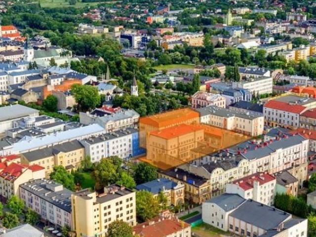 Na sprzedaż kompleks biurowy 4713 m² z parkingiem w Piotrkowie