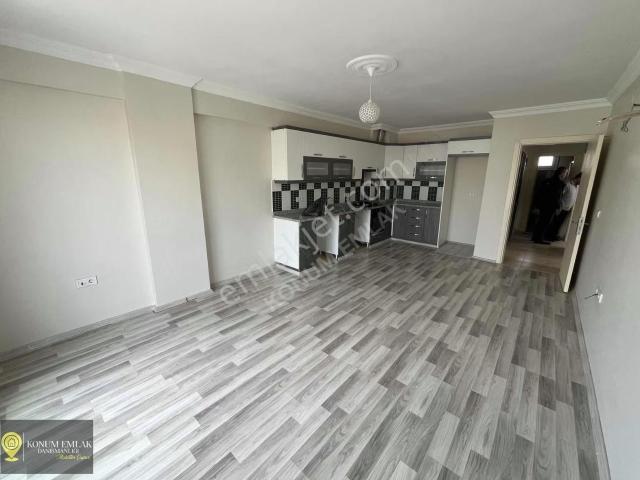 Konum Emlakdan Merkezde Satılık Geniş Bakımlı 2+1 Daire