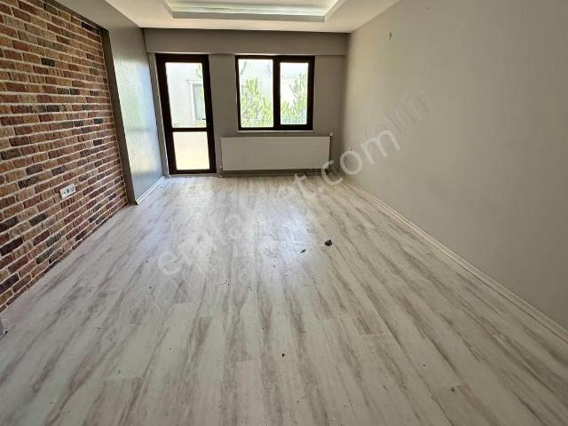 Konuralp Prusias Sitesinde Bahçeli Bakımlı Kiralık 2+1 Daire