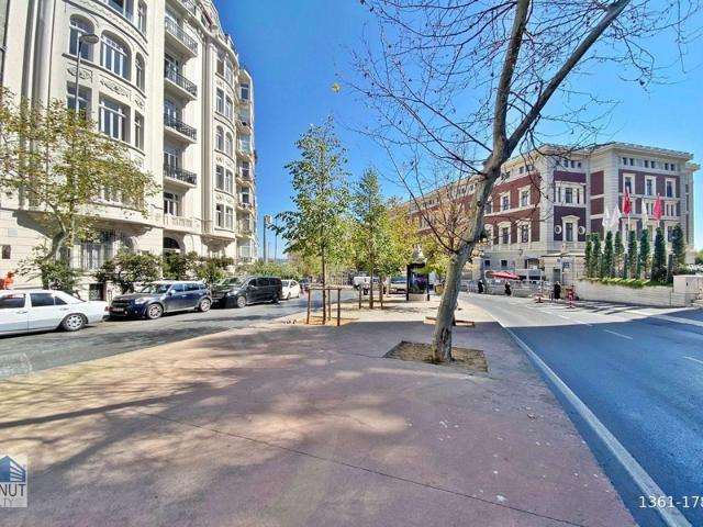 KONUT REALTY Gümüşsuyu İnönü Caddesi'nde 2+1 Kiralık Ofis