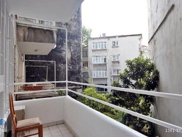 KONUT REALTY Gümüşsuyu'nda Balkonlu 2+1 Yüksek Tavanlı Ofis