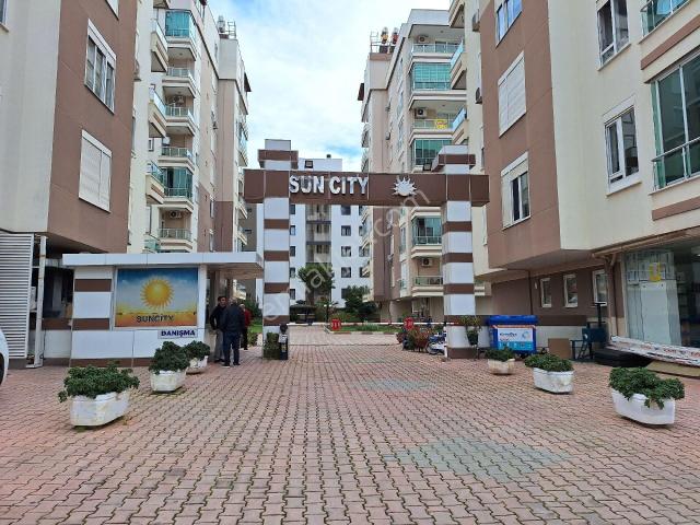 Konyaaltı Uncalı Mahallesinde Havuzlu Güvenlikli Site İçinde Ara Katta Kiralık 2+1 Daire