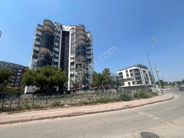 Konyaaltı Hurma'da Plaja Yakın Kısmi Deniz Manzaralı Geniş 3+1