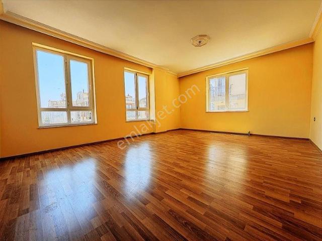 Konyaaltı'nda Anadolu Caddesi Üzeri Kiralık 3+1 Asansörlü Daire