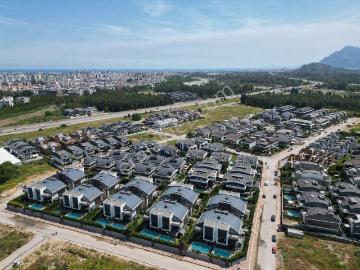 Konyaaltı'nda Modern Site İçerisinde 3 Katlı Villa
