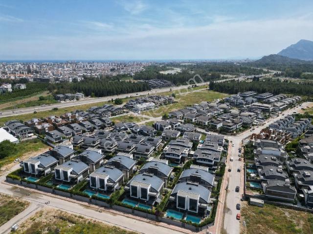 Konyaaltı'nda Modern Site İçerisinde 3 Katlı Villa