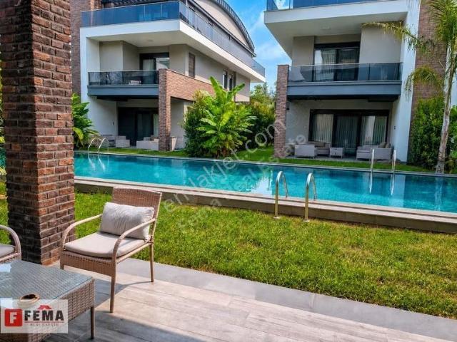 Konyaaltı'nda Modern Sitede Asansörlü Lüks 7+1 Satılık Villa
