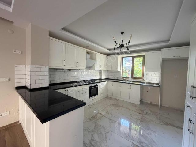 Konyaaltı Sarısuda 6+1 Kiralık Villa