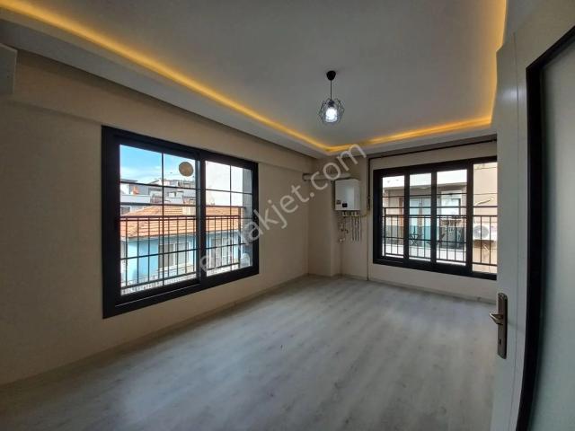Konak Zafertepe Mahallesinde Yeni Bina'da Kiralık 2+1 Daire
