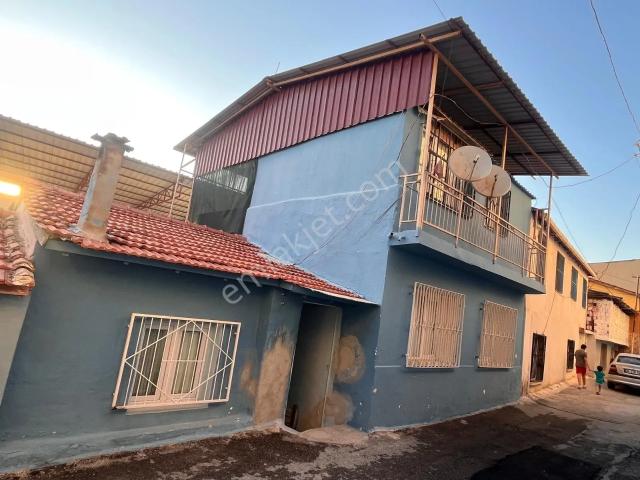 Konak Levent Mahallesinde 8 Odalı 3 Mutfaklı Satılık Müstakil Ev