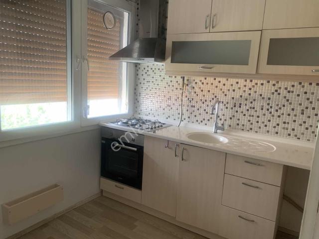 Konak Mithatpaşa'da Geniş Balkonlu Kiralık 3+1 Daire
