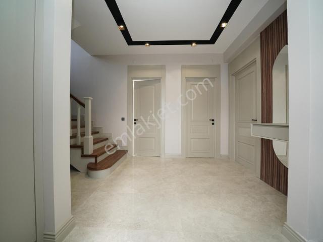 Konal 'dan | Cadde Üzeri Lüx 4+1 + Çamaşır + Giyinme Odalı Villa