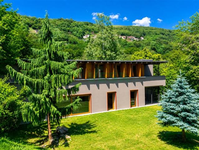 Konfortable und grosszügige moderne Villa in malerischer Lage