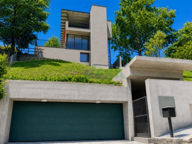 Konfortable und grosszügige moderne Villa in malerischer Lage