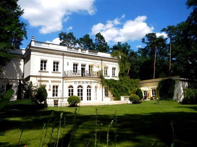 Na sprzedaż luksusowa rezydencja 1150 m² z basenem i dużą działką
