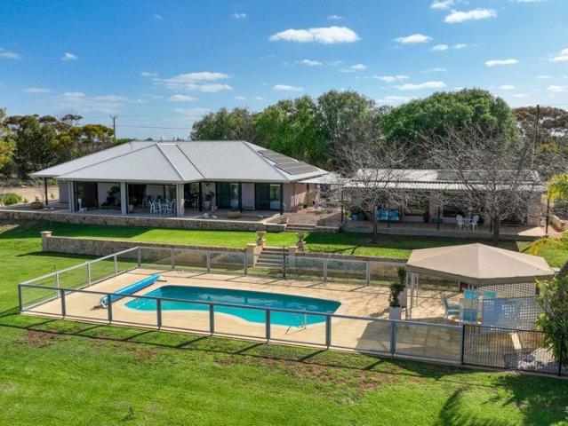 Kooroom Waters Lagoon Front Lifestyle Estate on 14.4 Acres Kingston on Murray